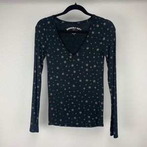 AMERICAN EAGLE Seriously Soft V-Neck Long Sleeve Black With Star Graphic Top Med